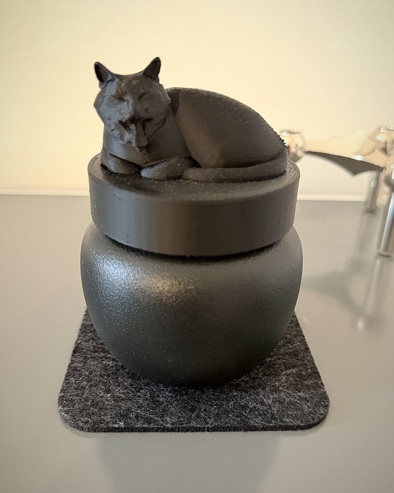 Liegende Katzenfigur auf einem Urnengefäß