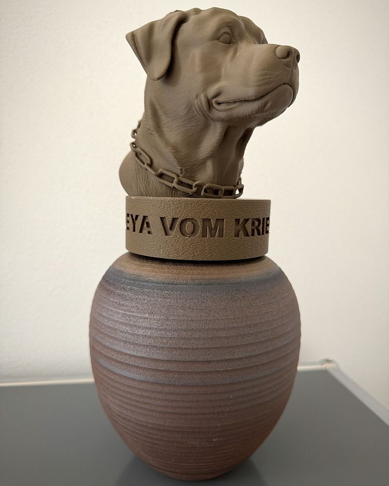 Urne mit dem Porträt der Rottweilerhündin Leya auf einem Keramikgefäß