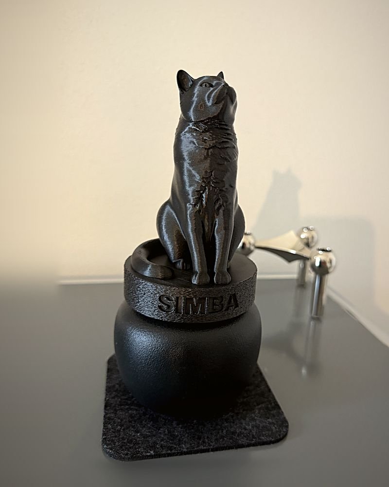 Katzenfigur Simba auf einem Urnengefäß
