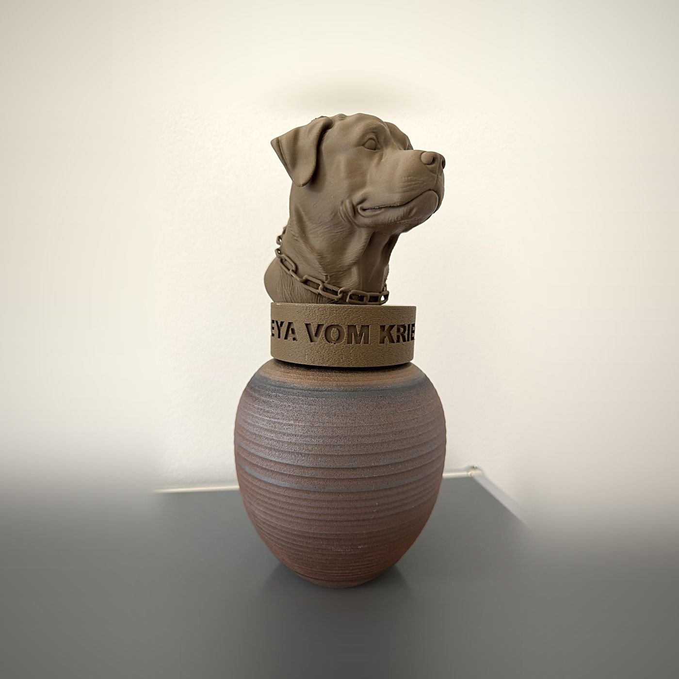 Rottweilerhündin Leya als Figur auf einem Keramik-Urnengefäß