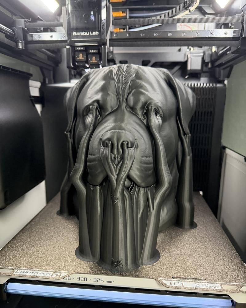 Büstenurne des Rottweilers Loki im 3D-Drucker, noch mit Stützstruktur